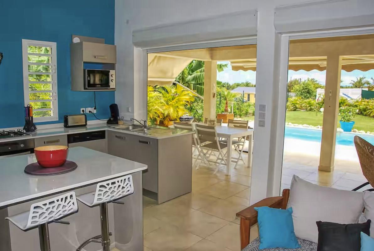 15.Location villa piscine Saint François Guadeloupe_Cuisine et Salon